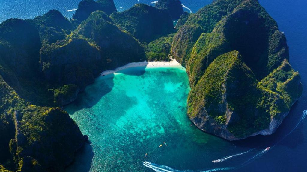 vista aérea de la isla Phi phi Leh donde se grabó la película de La Playa