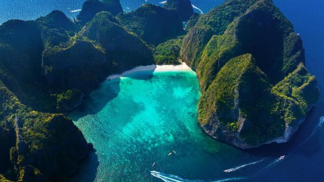 vista aérea de la isla Phi phi Leh donde se grabó la película de La Playa