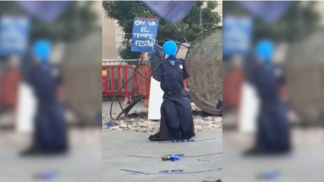 Imagen del maniquí disfrazado de policía contra el que varios menores tiraron cócteles molotov ficticios.