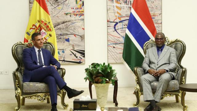 El presidente del Gobierno, Pedro Sánchez, durante su visita a Gambia con su homólogo presidente Adama Barrow.