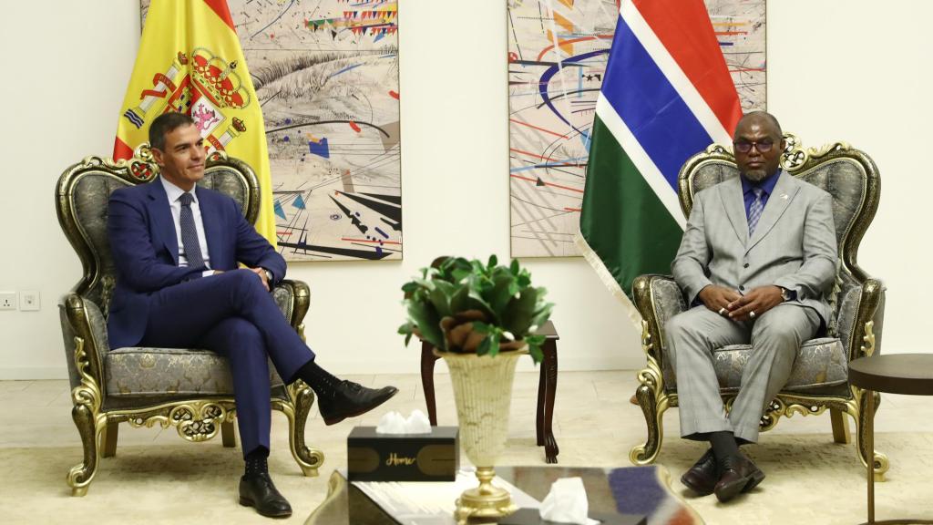 El presidente del Gobierno, Pedro Sánchez, durante su visita a Gambia con su homólogo presidente Adama Barrow.