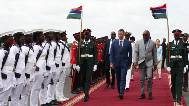 El presidente del Gobierno de España, Pedro Sánchez, y el presidente de Gambia, Adama Barrow este miércoles.