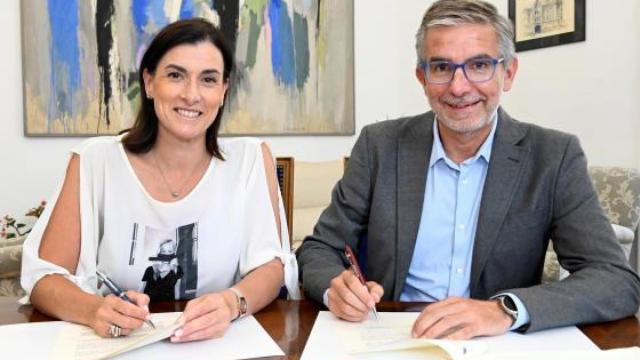 La alcaldesa de Santander y el presidente de la Autoridad Portuaria firman el convenio de colaboración.