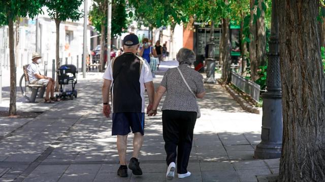 Una pareja de ancianos camina por la calle