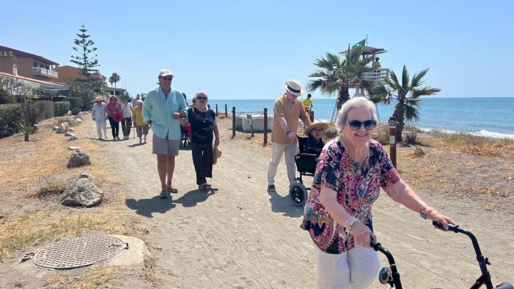 Una imagen de una de las salidas al mar de los ancianos de la residencia.