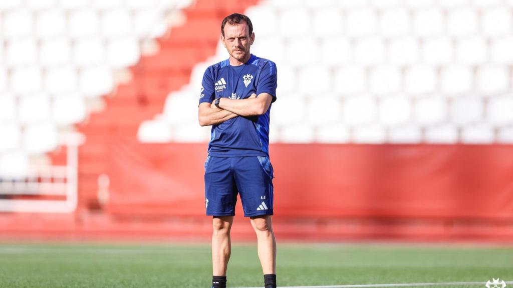 Alberto González dirige un entrenamiento del Albacete.