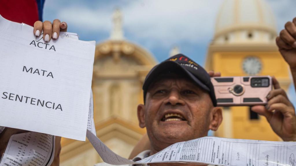 Un hombre participa en una protesta convocada por María Corina Machado este miércoles frente a la Basílica de nuestra señora de Chiquinquirá en Maracaibo (Venezuela).