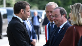 A la izquierda, el presidente de Francia, Emmanuel Macron, saludando a su predecesor, François Hollande, en una imagen reciente.