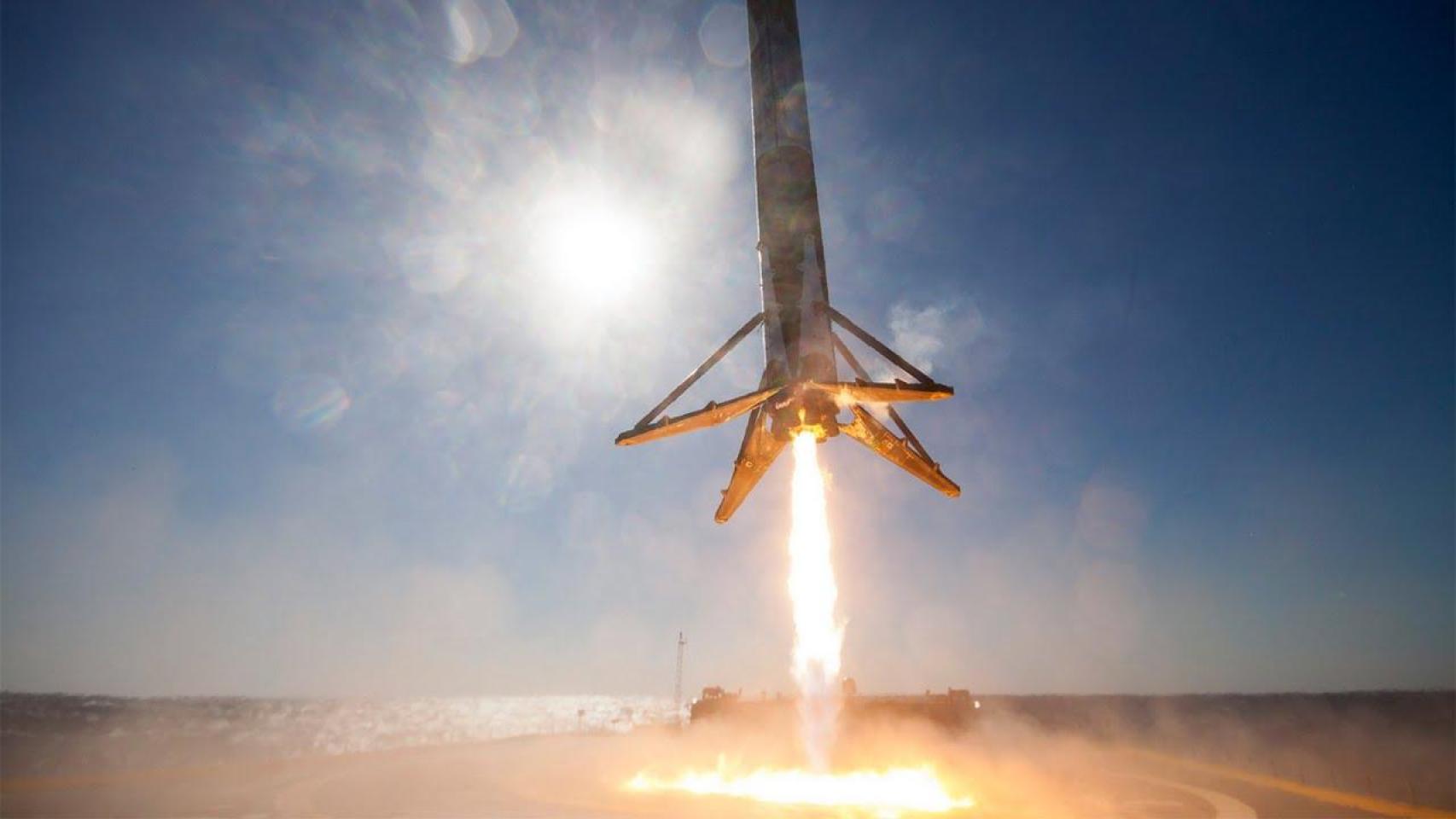 Falcon 9 aterrizando en la plataforma