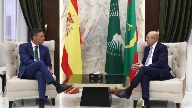 Pedro Sánchez junto al presidente mauritano Mohamed Ould Ghazouani.