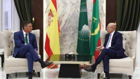 Pedro Sánchez junto al presidente mauritano Mohamed Ould Ghazouani.