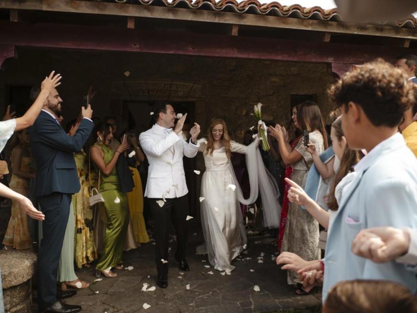 Alicia y Gerardo, saliendo de la iglesia