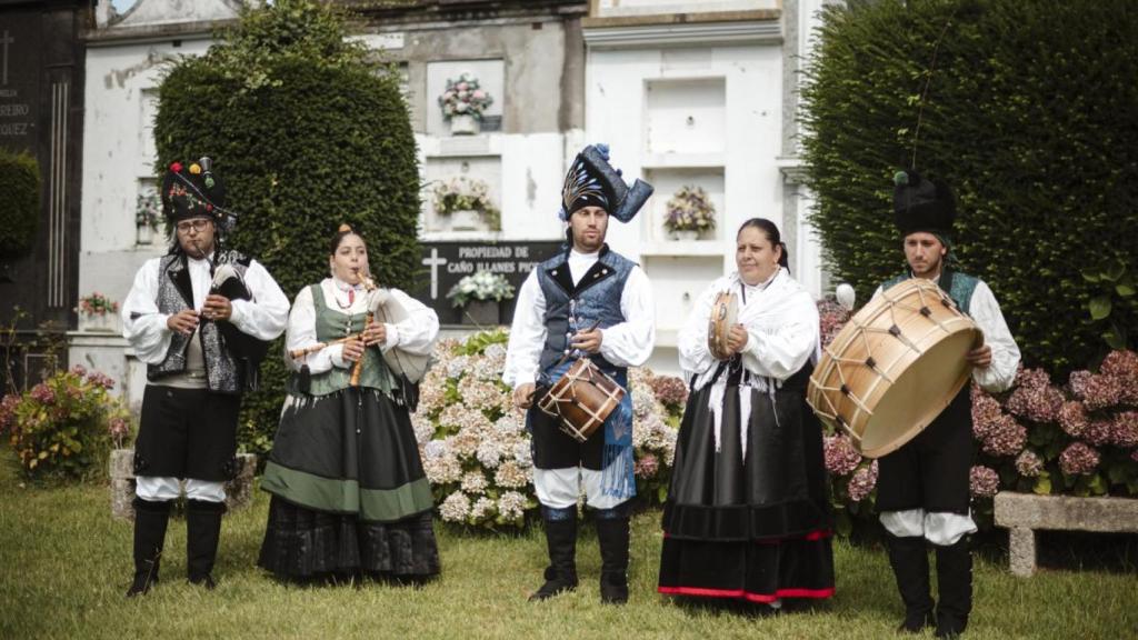 Los gaiteiros de A Marola a la salida de la iglesia