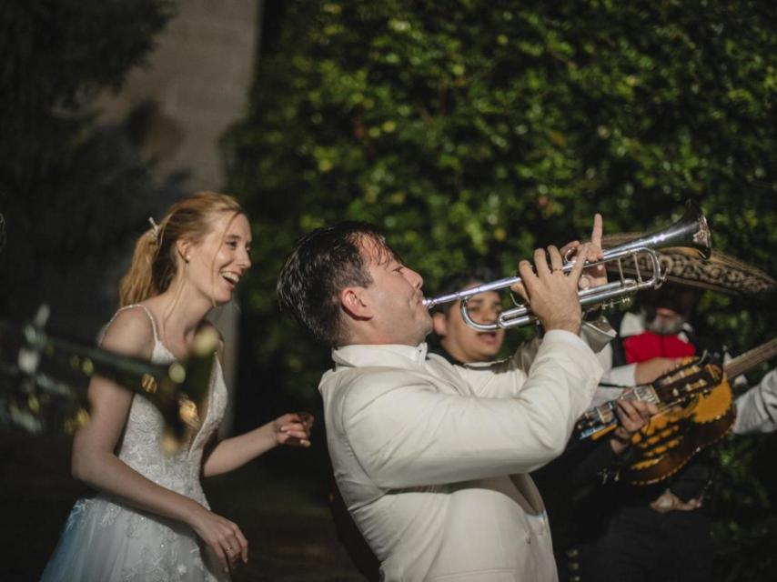 El novio toca la trompeta con los mariachis