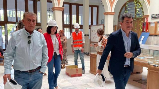 El conselleiro de Educación, Ciencia, Universidades e FP, Román Rodríguez, durante su visita este miércoles al IES Lucus Augusti de la capital lucense para supervisar las obras de rehabilitación integral del centro