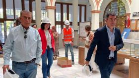 El conselleiro de Educación, Ciencia, Universidades e FP, Román Rodríguez, durante su visita este miércoles al IES Lucus Augusti de la capital lucense para supervisar las obras de rehabilitación integral del centro