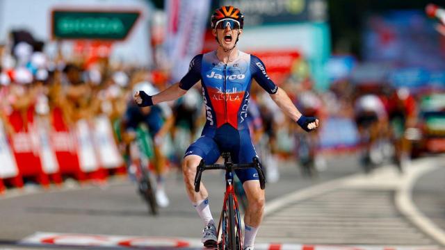 Eddie Dunbar celebra su victoria en la etapa 11 de La Vuelta.