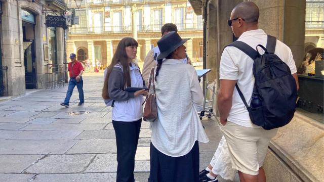 Informadores en el casco histórico de Santiago.