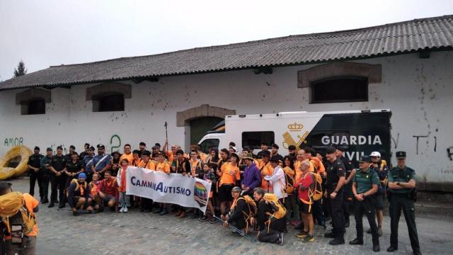 Jóvenes participantes en el proyecto Caminautismo en el inicio de su peregrinaje a Santiago.