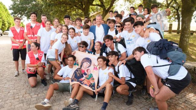 El presidente de la Xunta, junto a voluntarios del programa 'Contigo no Camiño'.