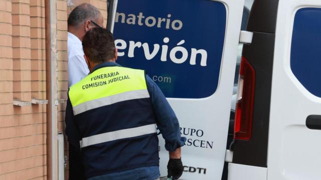 Momento en el que los servicios funerarios trasladan el cuerpo de la víctima.