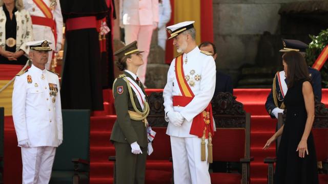 La princesa Leonor y el Rey Felipe VI , durante el acto de entrega de Reales Despachos a los nuevos oficiales de la Armada.