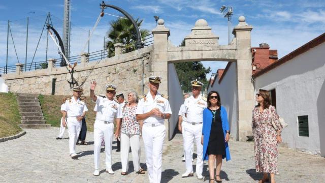 Margarita Robles visita la Escuela Naval de Marín.