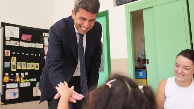 Imagen de archivo de Carlos Mazón en un colegio valenciano. EE