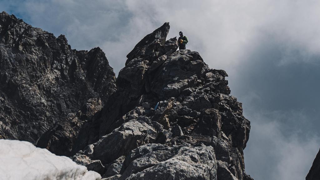 Kilian Jornet a lo alto de una montaña en su reto Alpes Connections.