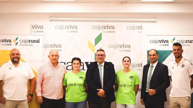 German y Servando, Eduardo Benito, jefe de zona Cantabria de Cajaviva Caja Rural, Alberto Pla y David Guevara, Entrenadores del equipo de plata femenino, Patricia Alvarado y Sara Magdalena, jugadoras del equipo de plata femenino.