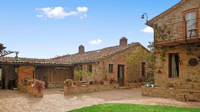 Un pueblo con casas de piedra.