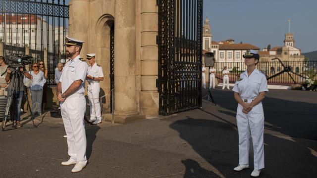 Oficiales de la Escuela Naval Militar reciben los alumnos de acceso directo pertenecientes a los Cuerpos General, Infantería de Marina, Intendencia, Ingenieros y Militares de Complemento, a 19 de agosto de 2024, en Marín, Pontevedra, Galicia (España).