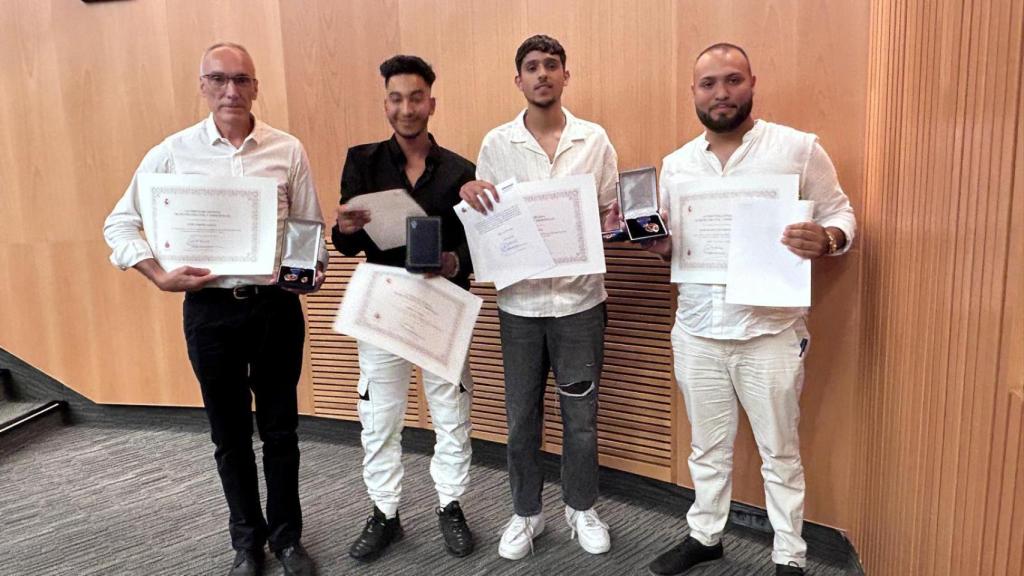 En el centro de la imagen, Hamza El Hatmi y Abdessamad Fiach, los dos jóvenes nacionalizados por carta de naturaleza.