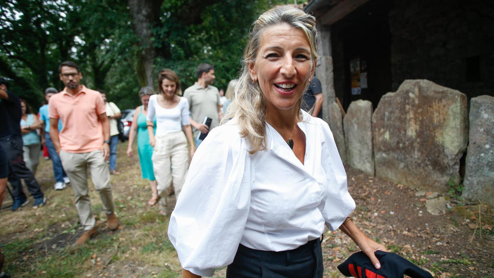 La vicepresidenta segunda y ministra de Trabajo y Economía Social, Yolanda Díaz (c), se reúne con representantes de la Plataforma Ulloa Viva.