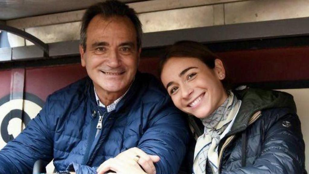 Isabel junto a su padre, Fernando Lozano, en una fotografía publicada en la red social X.