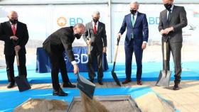 Javier Lamban en 2021 colocando la primera piedra de la planta de Becton Dickinson en Zaragoza.