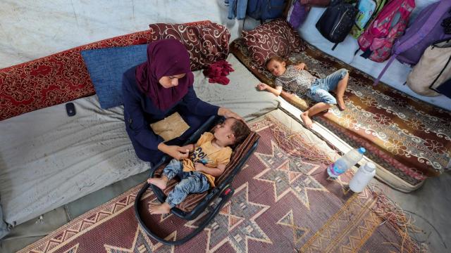 Una madre palestina con su hijo, que se contagió de la polio en Gaza.