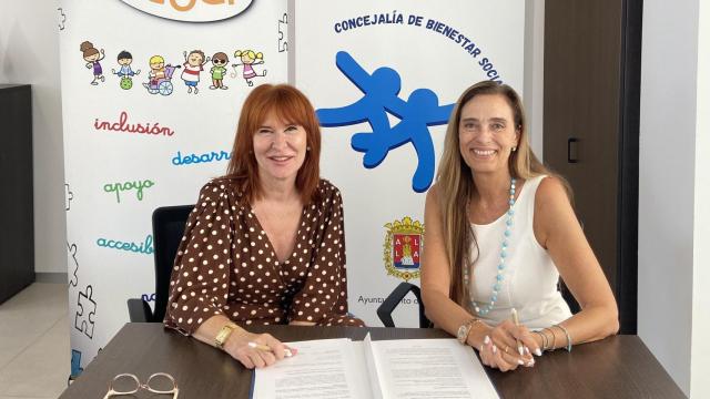 La firma del convenio entre Begoña León y María Asunción Arroyo.