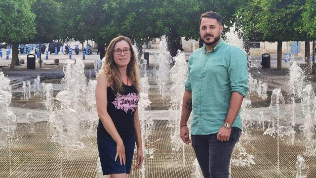 Iracy Llinares y Jorge Pérez, en la plaza de España de Alicante.