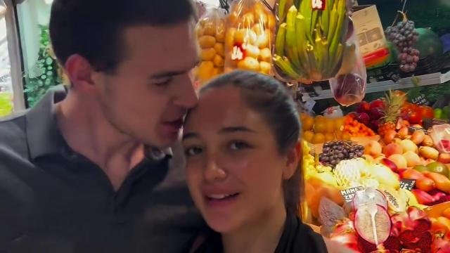 Una de las parejas que aparece en el vídeo del Mercado Central de Alicante.