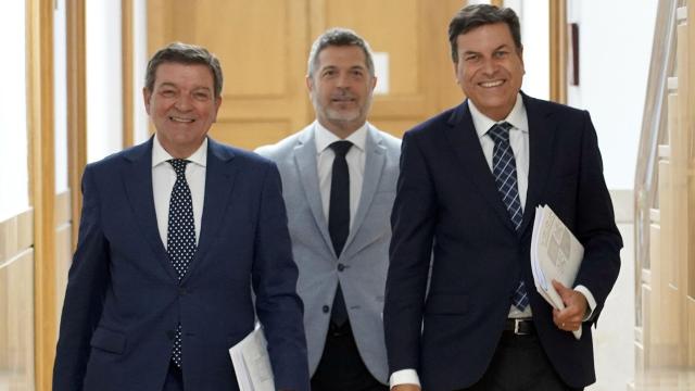 El consejero de Economía y Hacienda y portavoz, Carlos Fernández Carriedo, y el de la Presidencia, Luis Miguel González Gago, comparecen en rueda de prensa posterior al Consejo de Gobierno