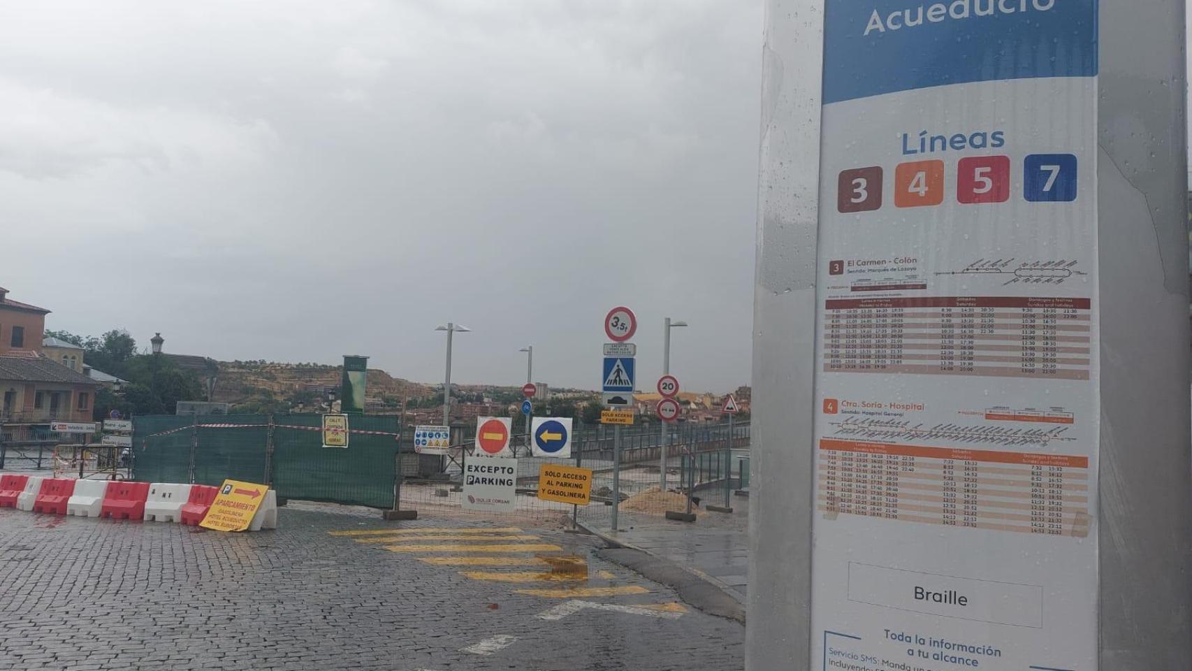 Poste de una parada de autobús de la línea 4 de Segovia