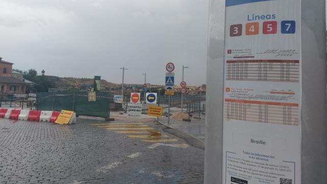 Poste de una parada de autobús de la línea 4 de Segovia