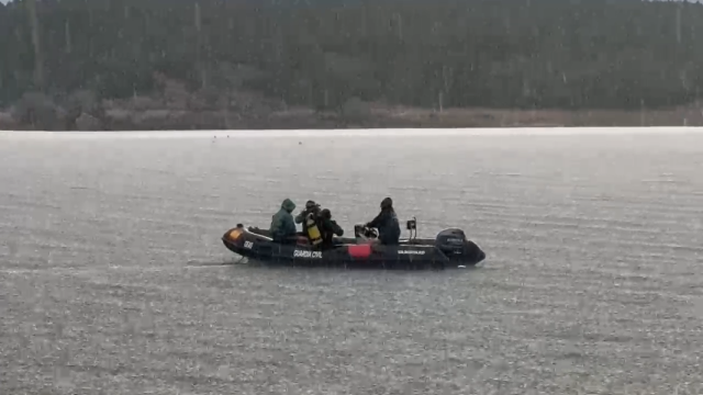 Los GEAS de la Guardia Civil bajo la lluvia tratando de localizar al joven desaparecido en la Playa Pita