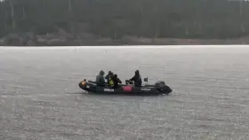 Los GEAS de la Guardia Civil bajo la lluvia tratando de localizar al joven desaparecido en la Playa Pita