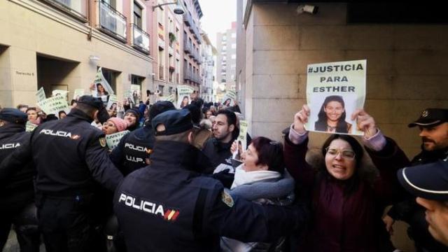 Concentración de amigos y familiares de Esther López a las puertas del juzgado