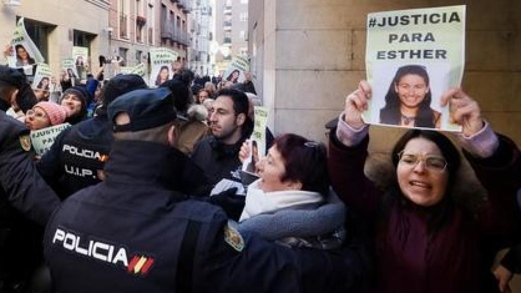 Concentración de amigos y familiares de Esther López a las puertas del juzgado