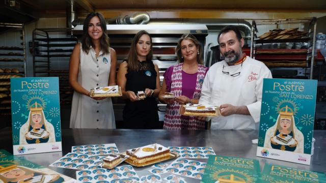 La concejala de Turismo, Eventos y Marca Ciudad, Blanca Jiménez Cuadrillero, y el presidente de la Asociación de Confiteros de Valladolid, Rafael Mesonero, presentan el pastel de San Lorenzo