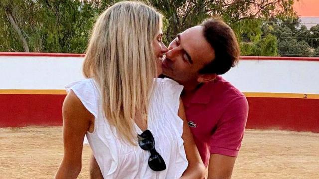 El diestro Enrique Ponce junto a su razón de amor, Ana Soria, en una fotografía de sus redes sociales.