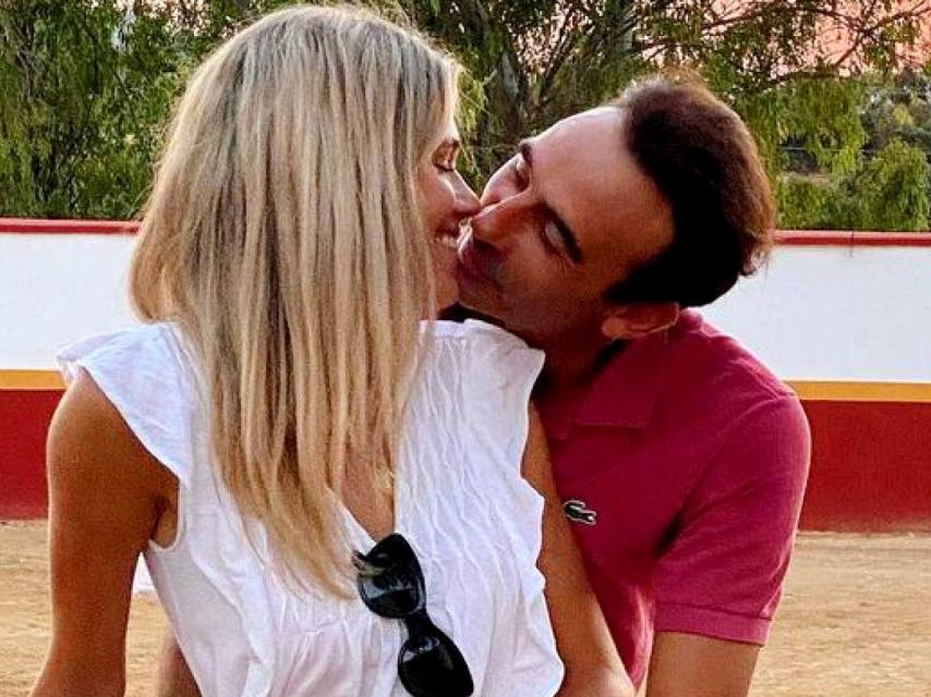 El diestro Enrique Ponce junto a su razón de amor, Ana Soria, en una fotografía de sus redes sociales.